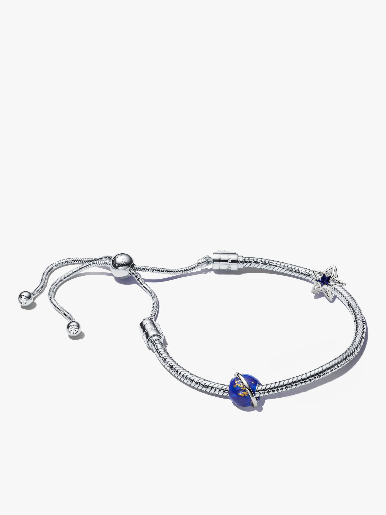 Brazalete con charms de estrellas y planetas
