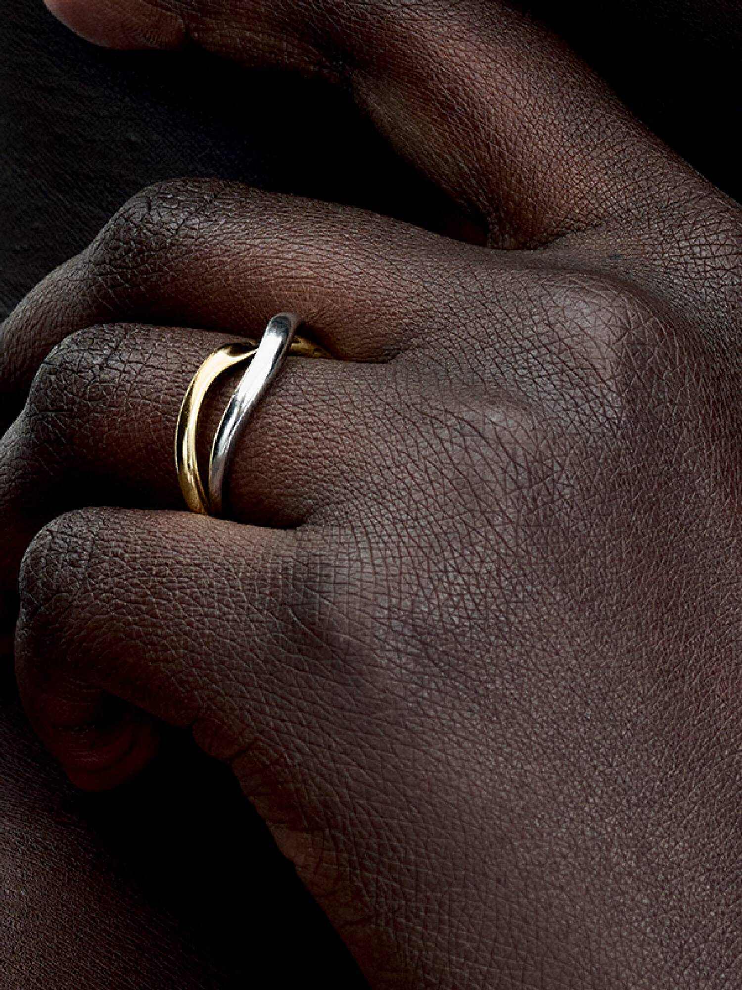 Anillo de Bandas Entrelazadas en Dos Tonos