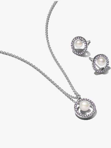 Set de joyas con perlas cultivadas en agua dulce tratadas y pavé