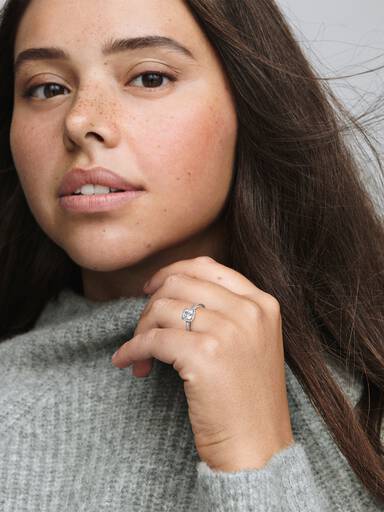 Anillo cuadrado con halo brillante
