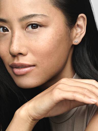 Aretes de botón infinito reluciente