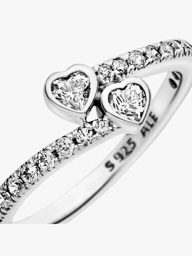 Anillo de dos corazones brillantes