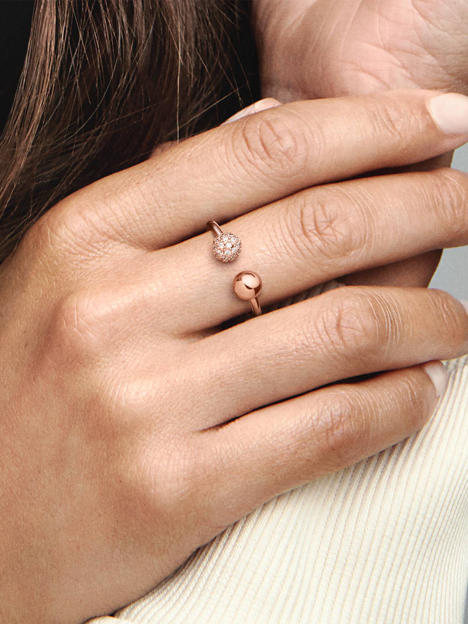 Anillo abierto pulido con pavé