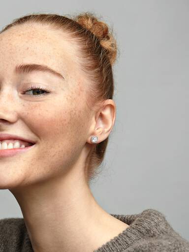 Aretes de botón cuadrados con halo brillante