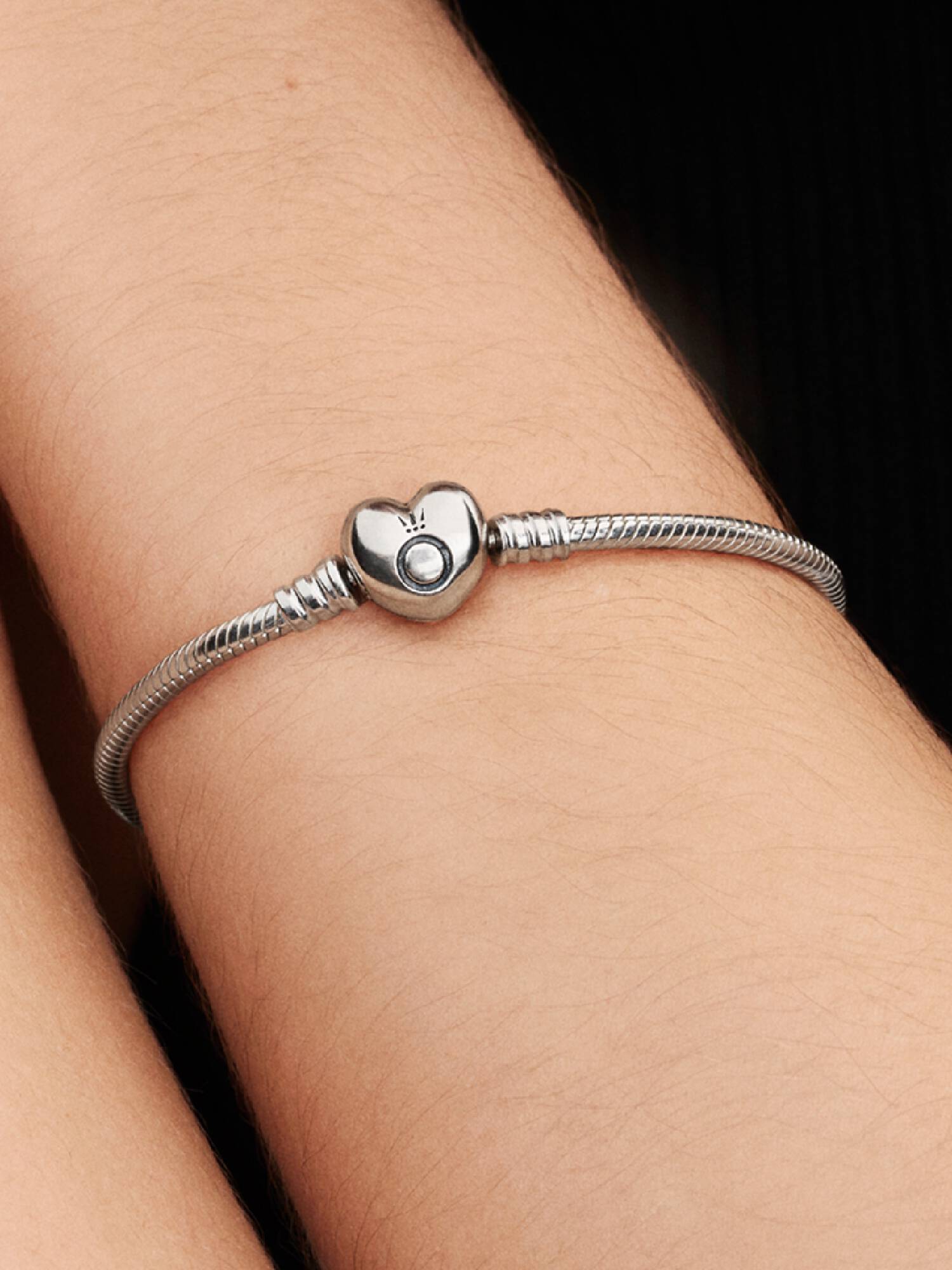 Brazalete Pandora Moments cadena de serpiente con broche de corazón