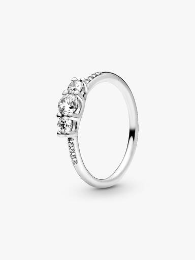 Anillo con tres piedras transparentes