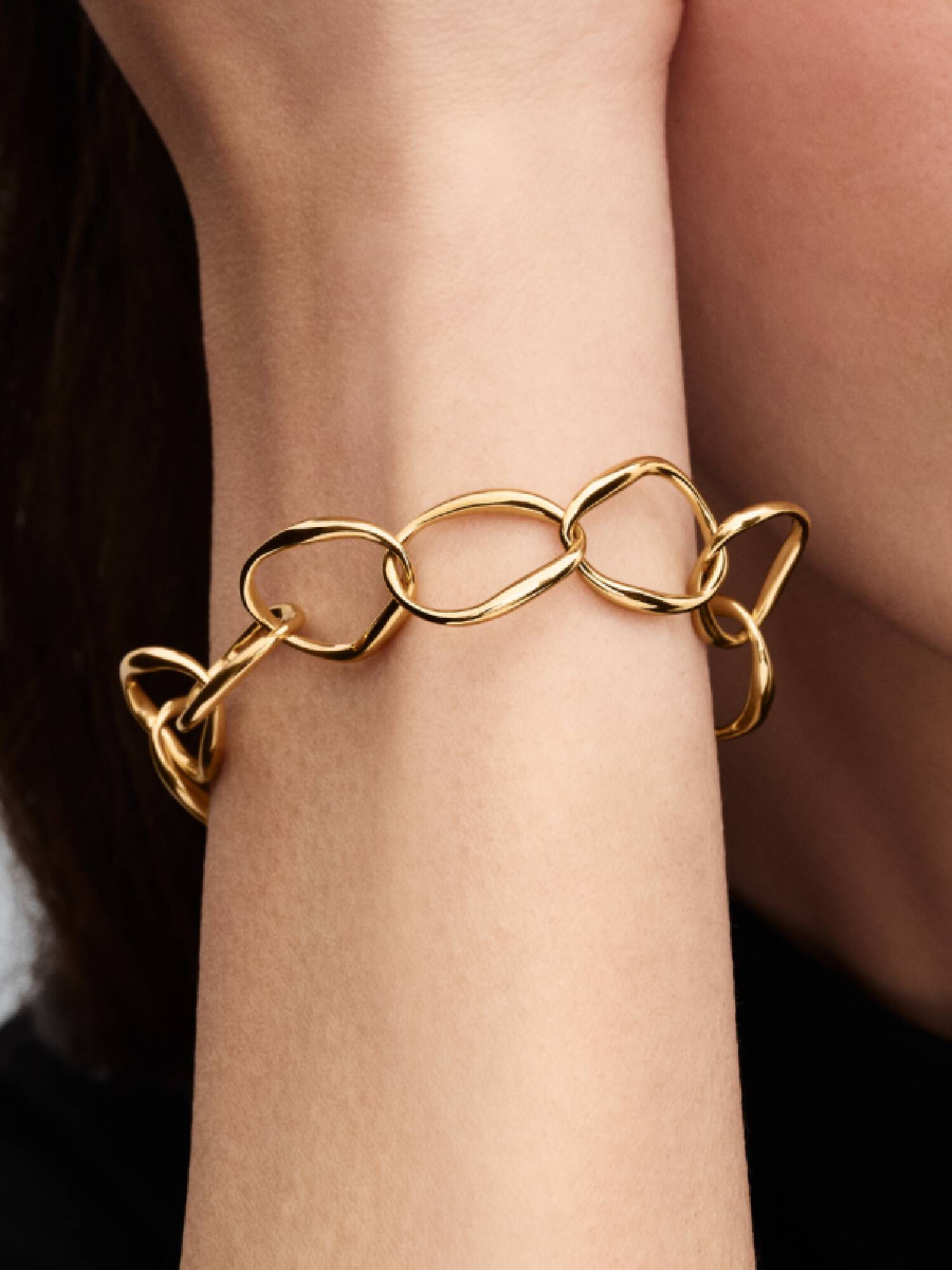 Brazalete de eslabones de forma orgánica