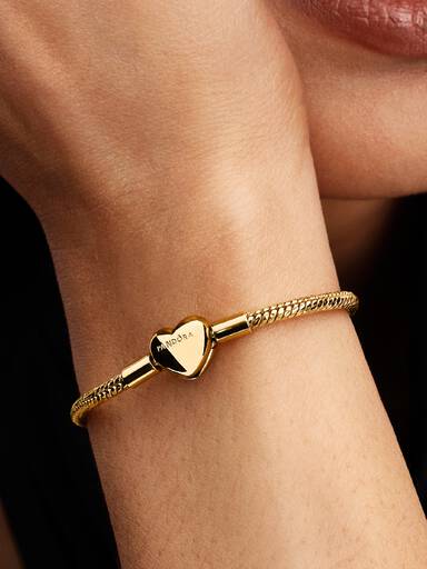 Brazalete de cadena de serpiente facetado con broche de corazón