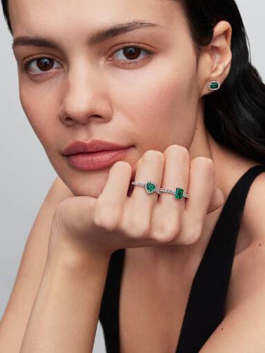 Anillo rectangular verde reluciente con halo