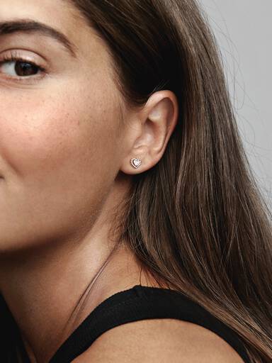 Aretes de botón Corazón elevado reluciente
