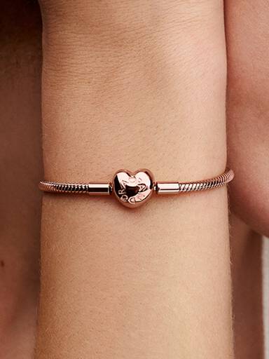 Brazalete cadena de serpiente con broche de corazón