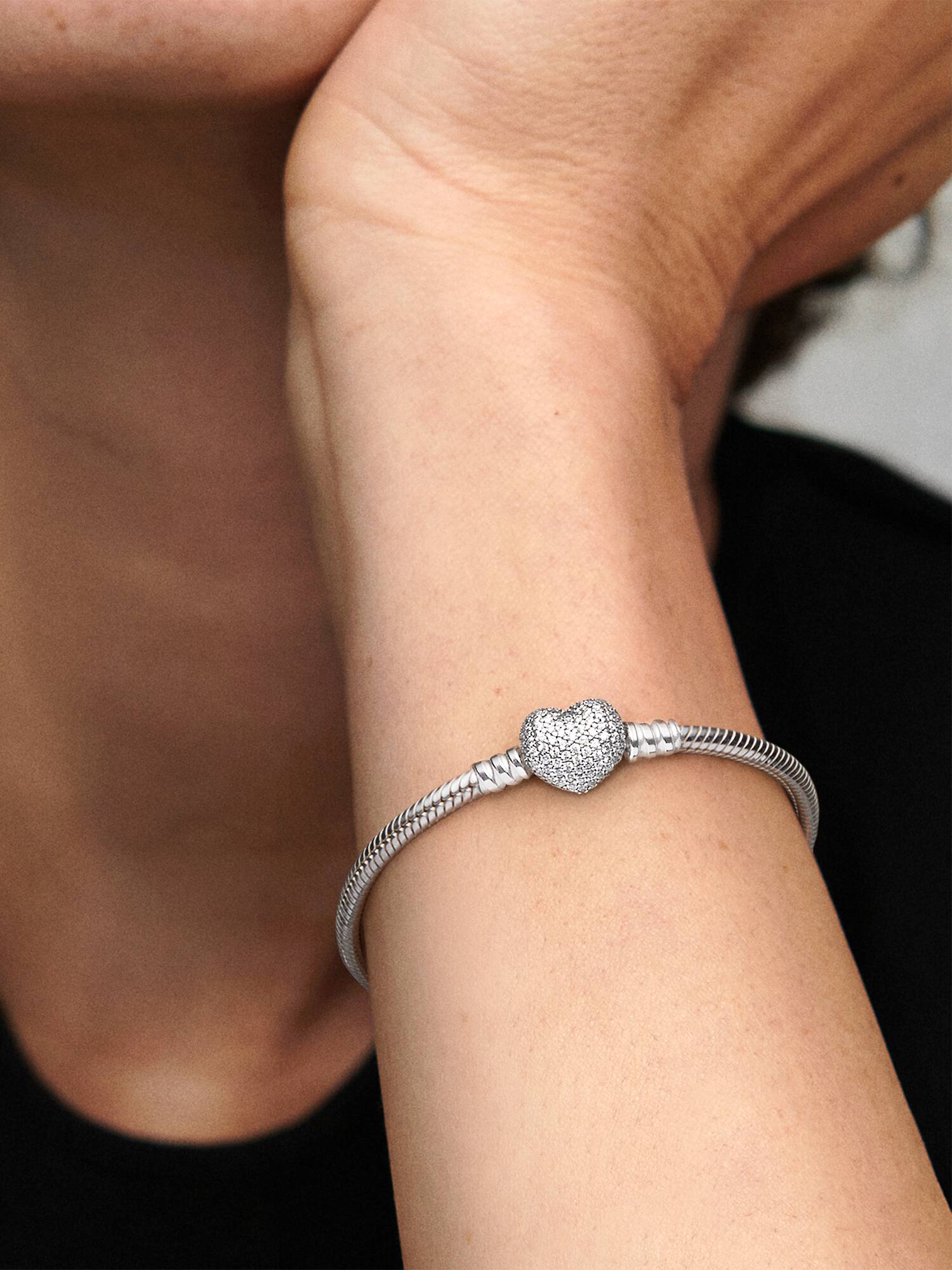 Brazalete de cadena de serpiente y corazón brillante