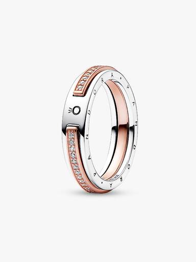 Anillo de dos tonos con logo y pavé de Pandora Signature
