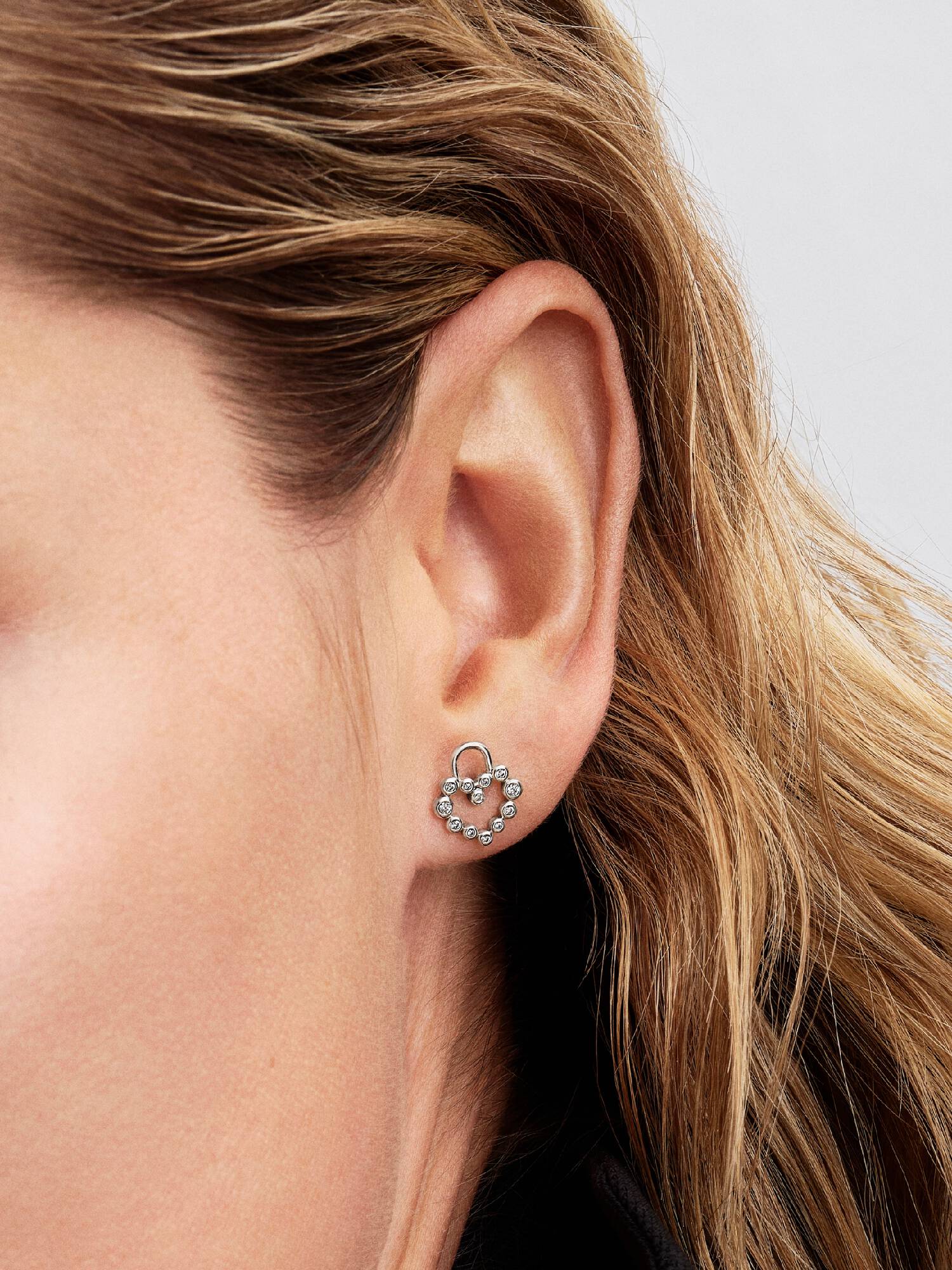Aretes de botón candado en forma de corazón reluciente