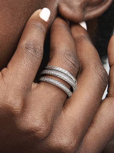 Anillo de banda triple con patrón de cadena de serpiente en pavé