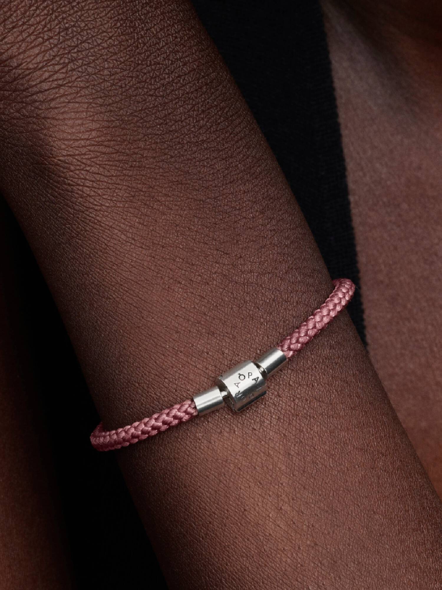 Brazalete de cordón rosado brillante