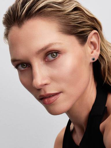 Aretes de botón Corazón elevado