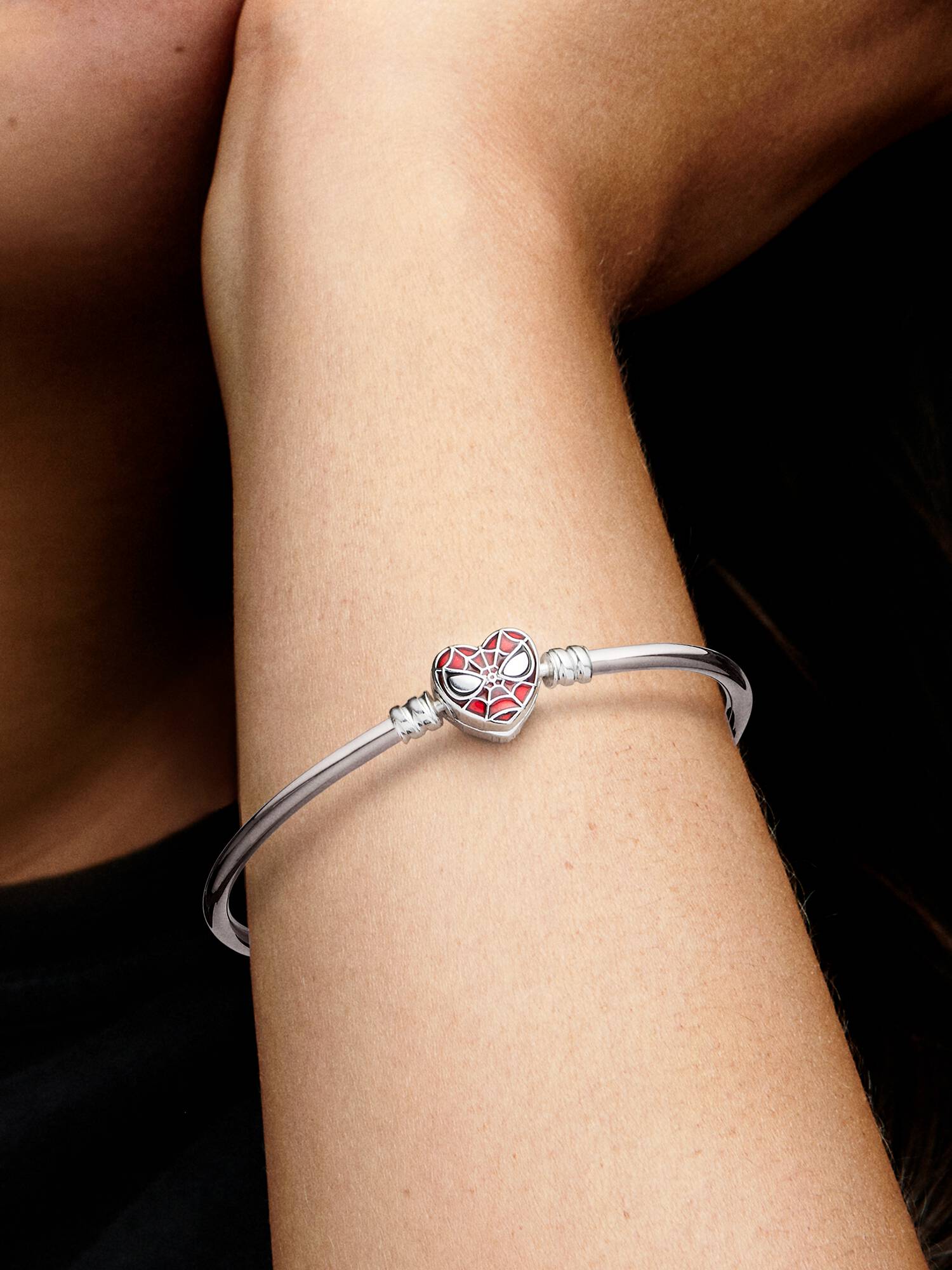 Brazalete rígido Pandora Moments con broche de máscara de Spiderman de Marvel