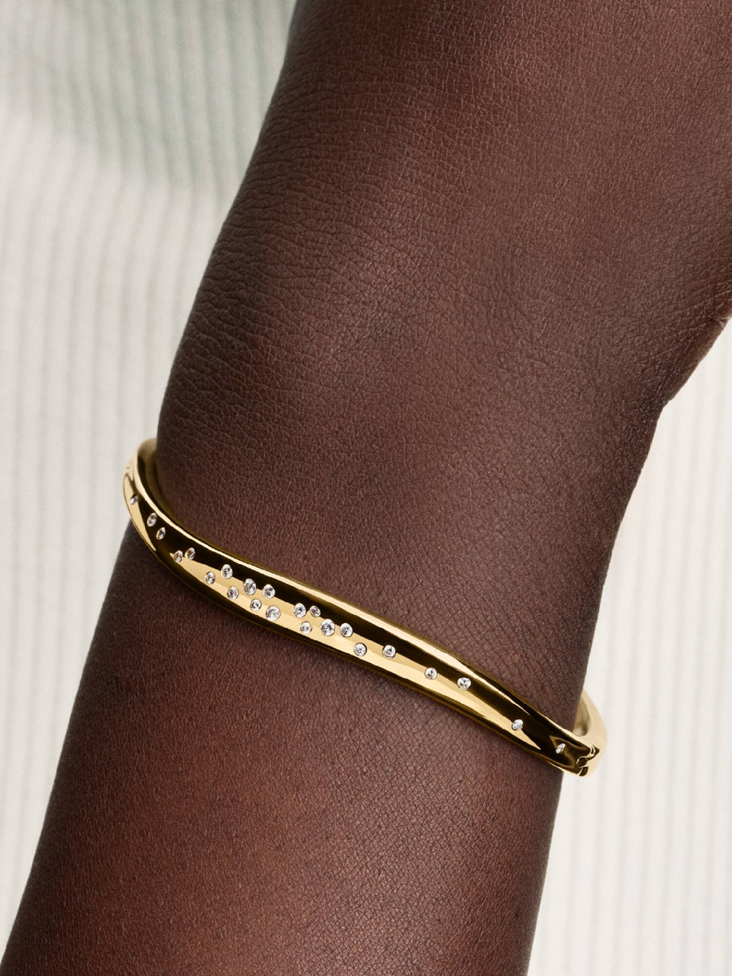 Brazalete rígido con forma orgánica engastado con piedras