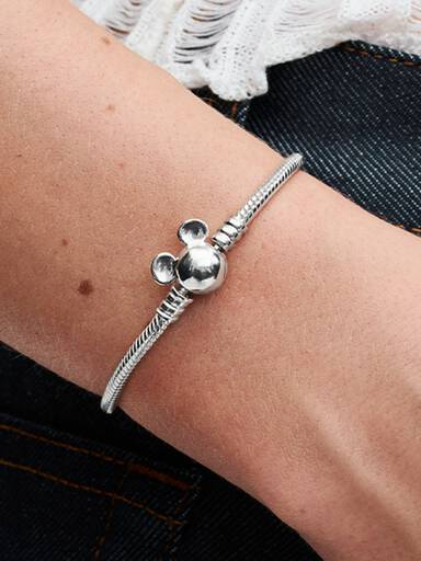 Brazalete Pandora Moments Cadena de Serpiente con Broche Mickey Mouse de Disney