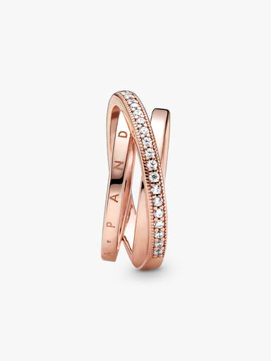 Anillo de banda triple cruzado con pavé