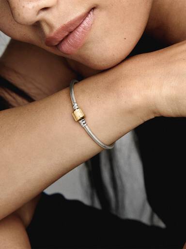 Brazalete cadena de serpiente Pandora Moments de dos tonos oro de 14k con broche de barril