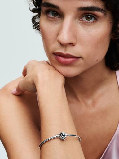 Brazalete Rígido con Broche Círculos Entrelazados