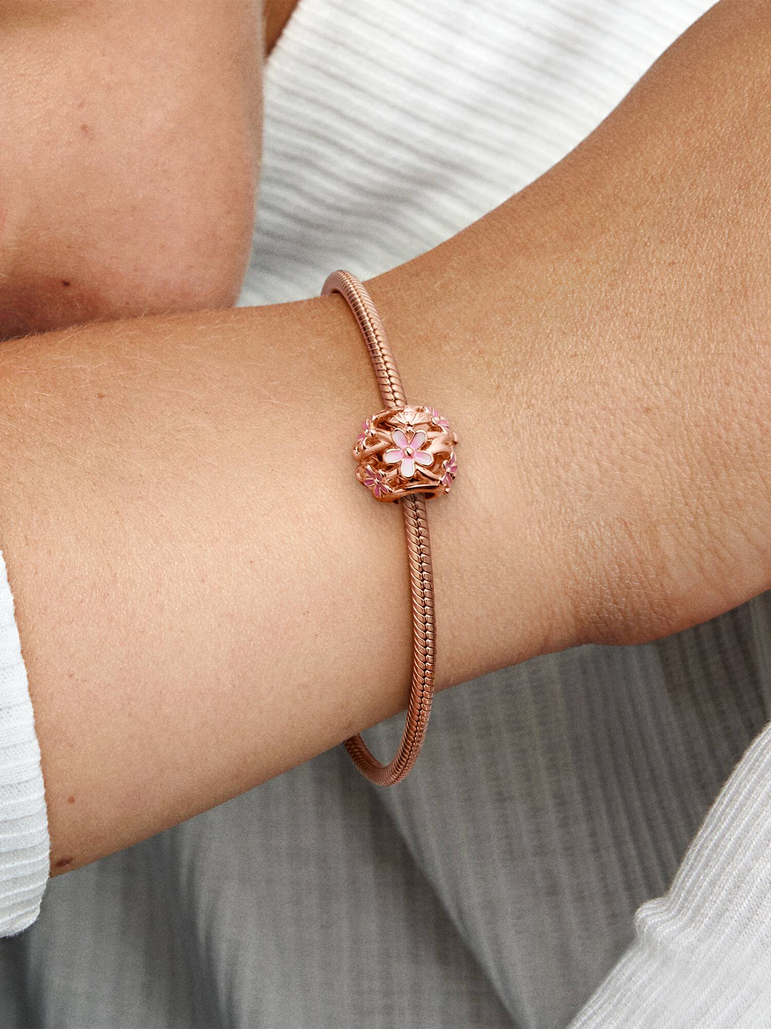 Charm calado Margarita rosa