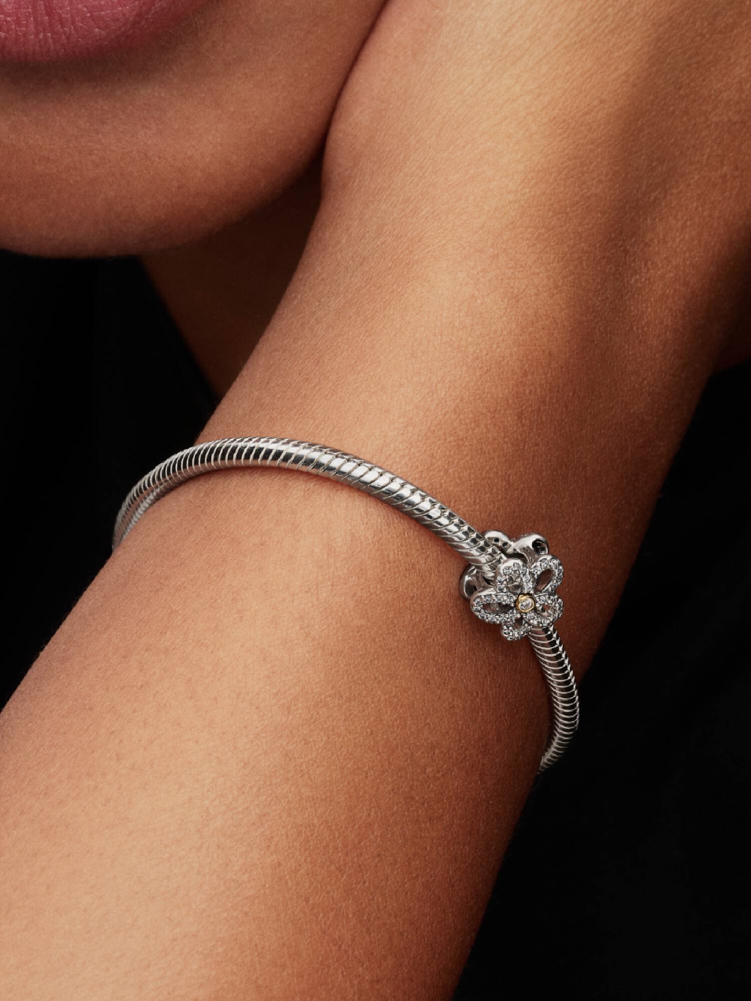 Charm calado Flor en Pavé 