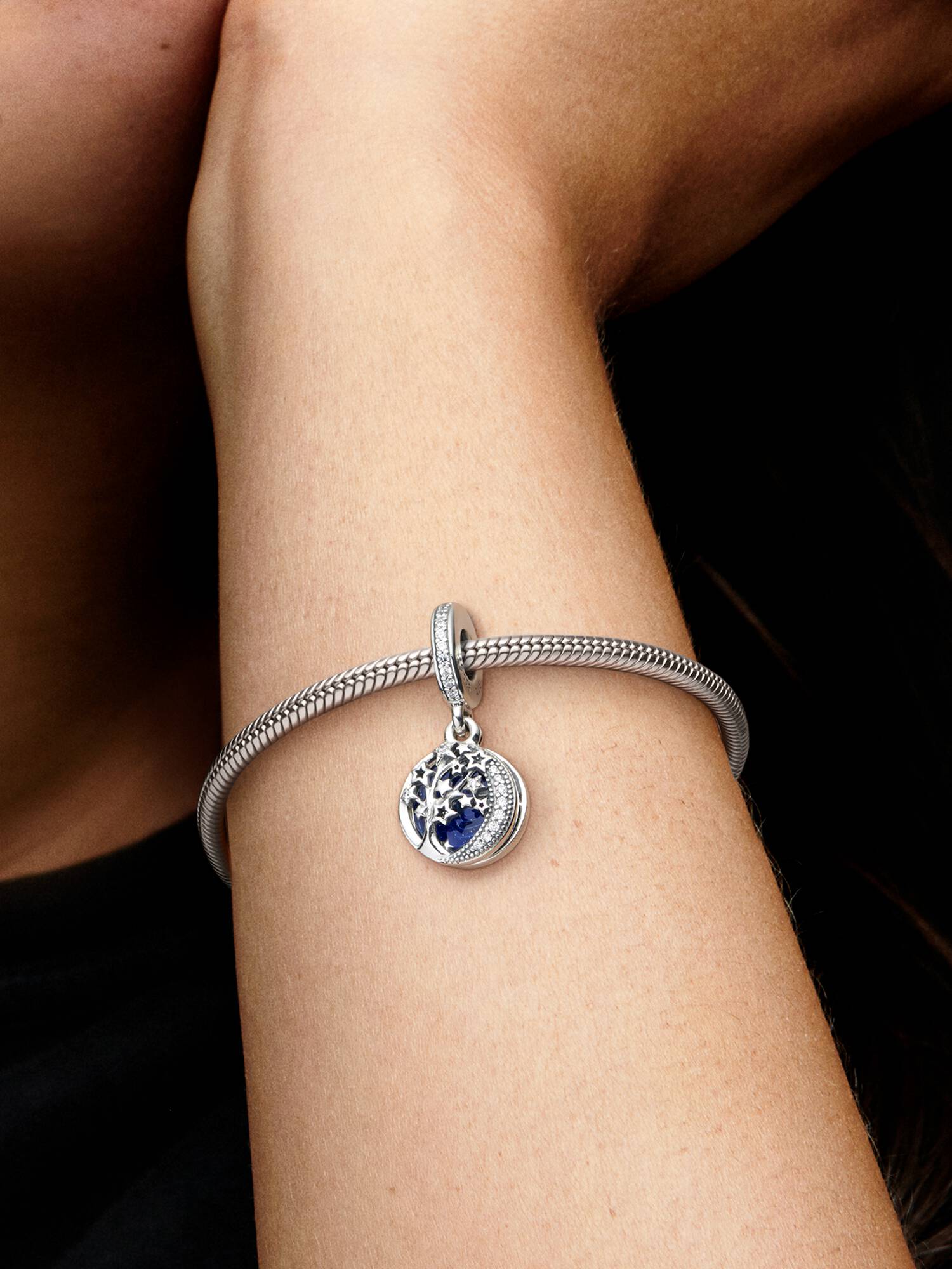 Charm colgante doble Árbol y luna sobre galaxia