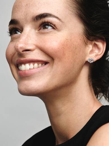 Aretes de botón Corazón infinito reluciente