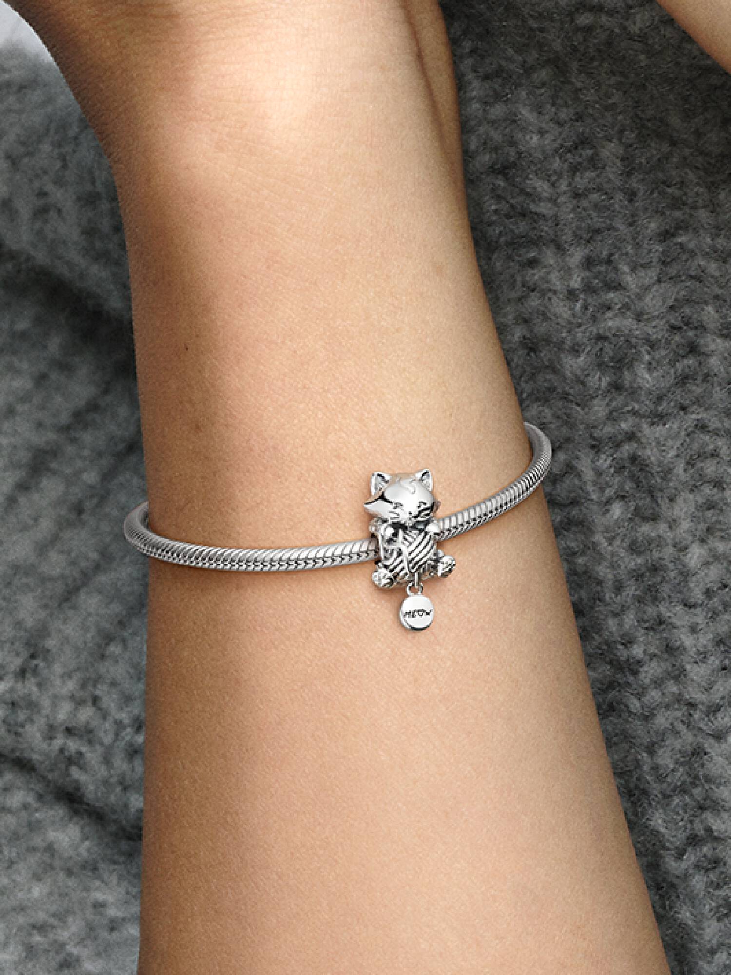Charm Gatito y bola de estambre