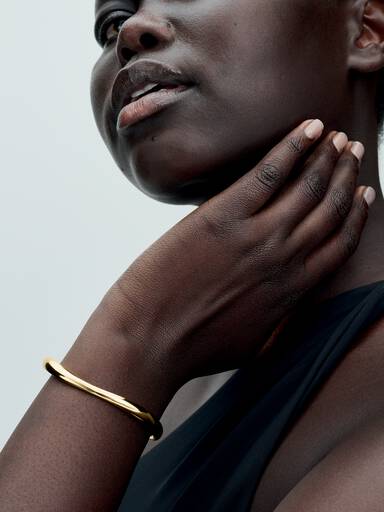 Brazalete rígido abierto de forma orgánica
