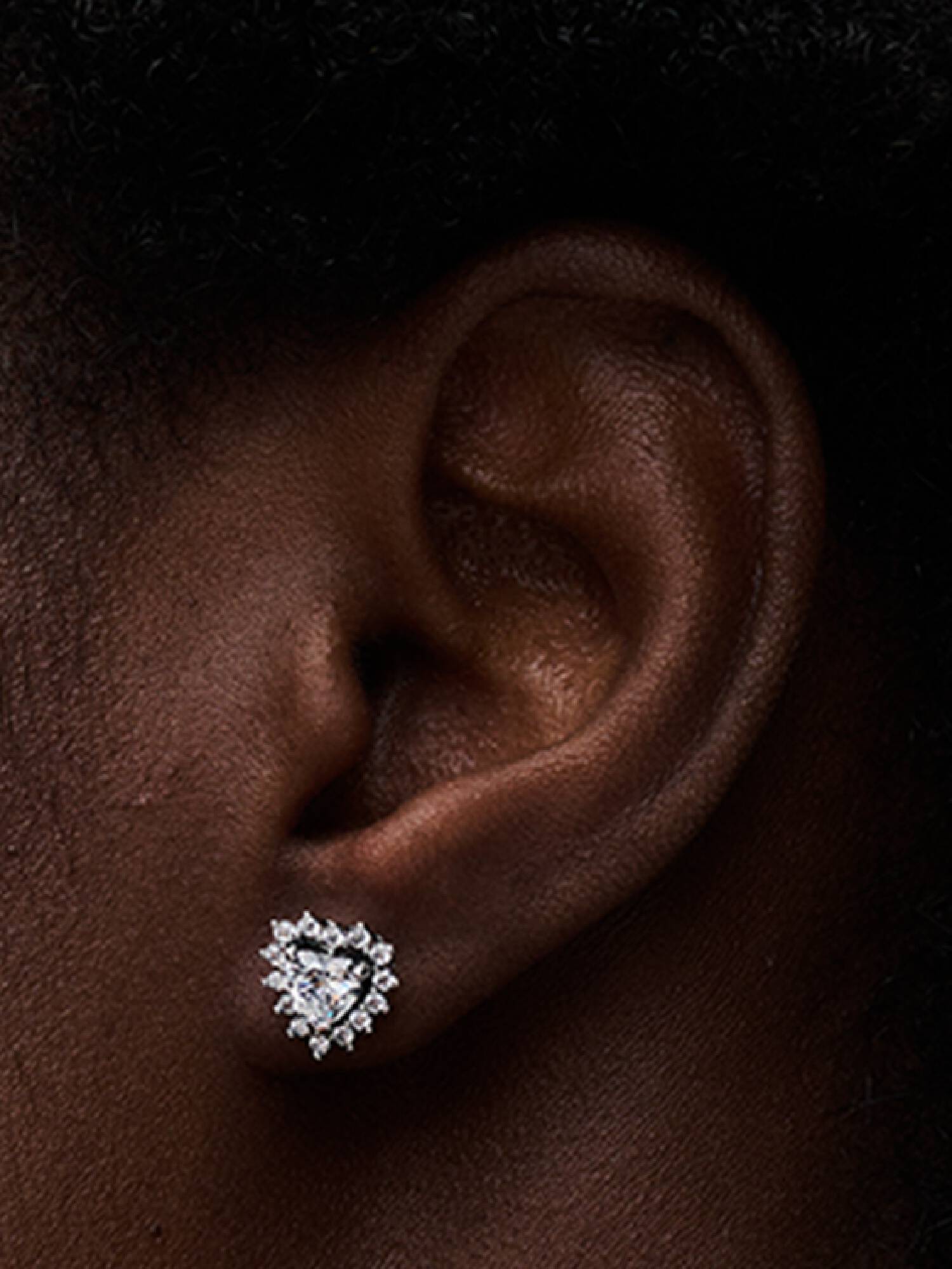 Aretes de botón Corazón Halo Brillante