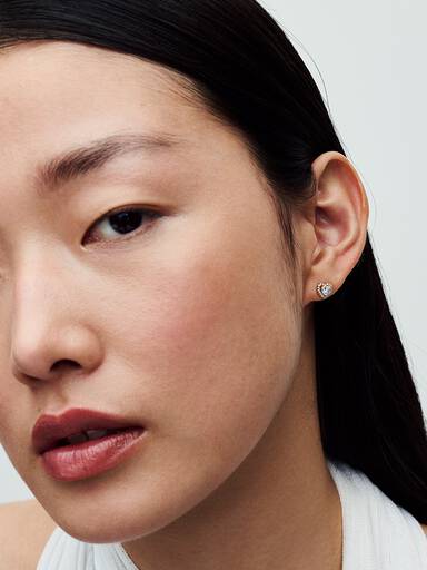 Aretes de botón Corazón elevado brillante