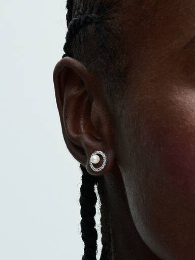 Aretes de botón Perla Cultivada de Agua Dulce Tratada y Halo Pavé