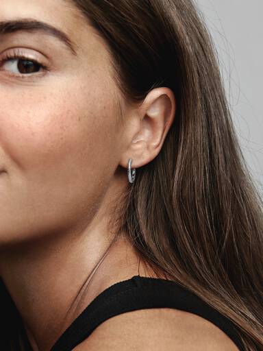 Aretes de aro con charm pequeño de Pandora Moments