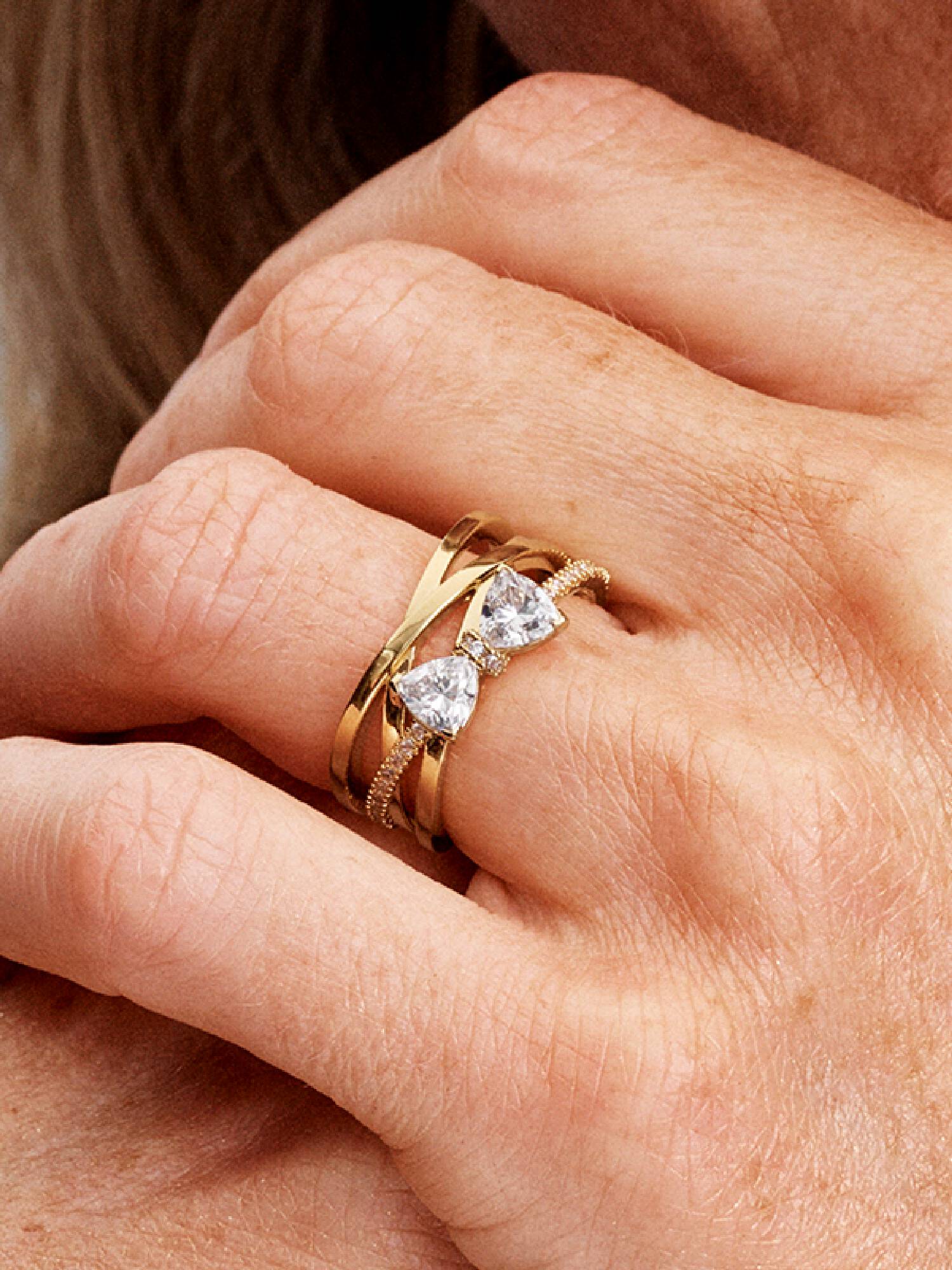 Anillo Banda Cruzada y Moño Brillante