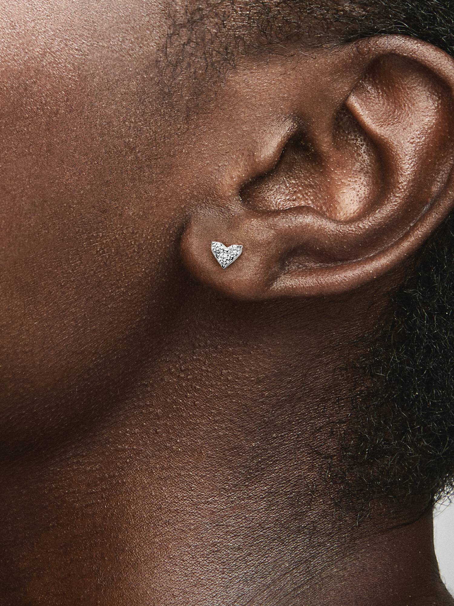 Aretes de botón Triple Corazón de Piedra