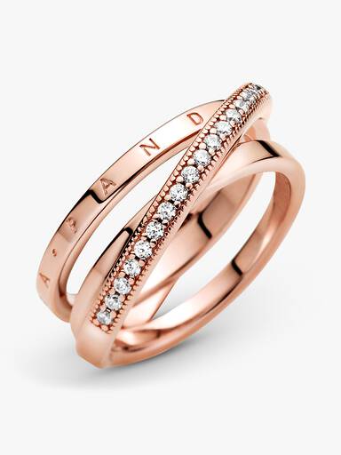 Anillo de banda triple cruzado con pavé