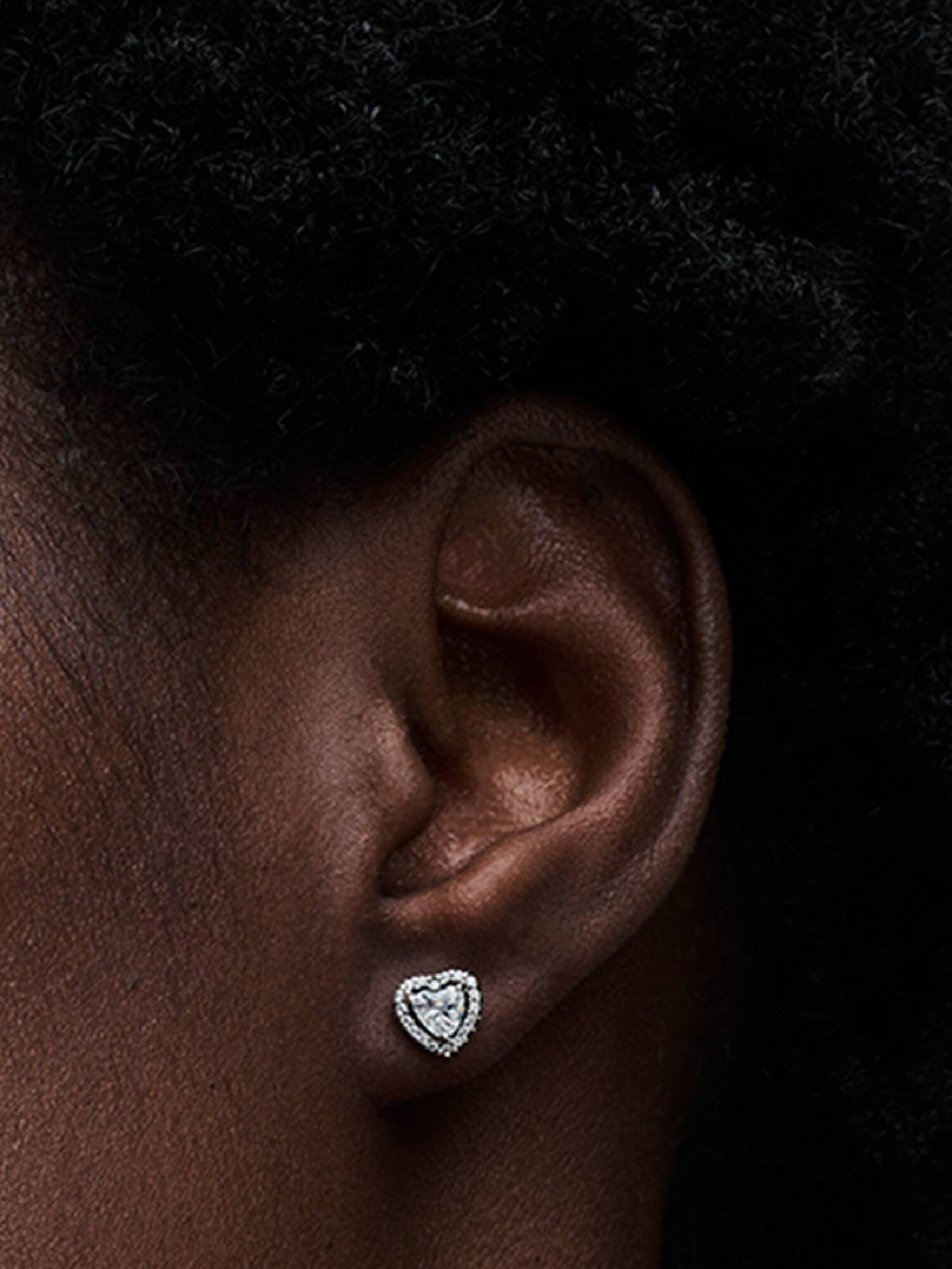 Aretes de botón Corazón elevado