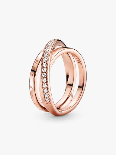 Anillo de banda triple cruzado con pavé