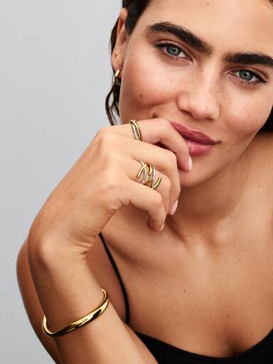 Anillo doble de dos tonos con forma orgánica