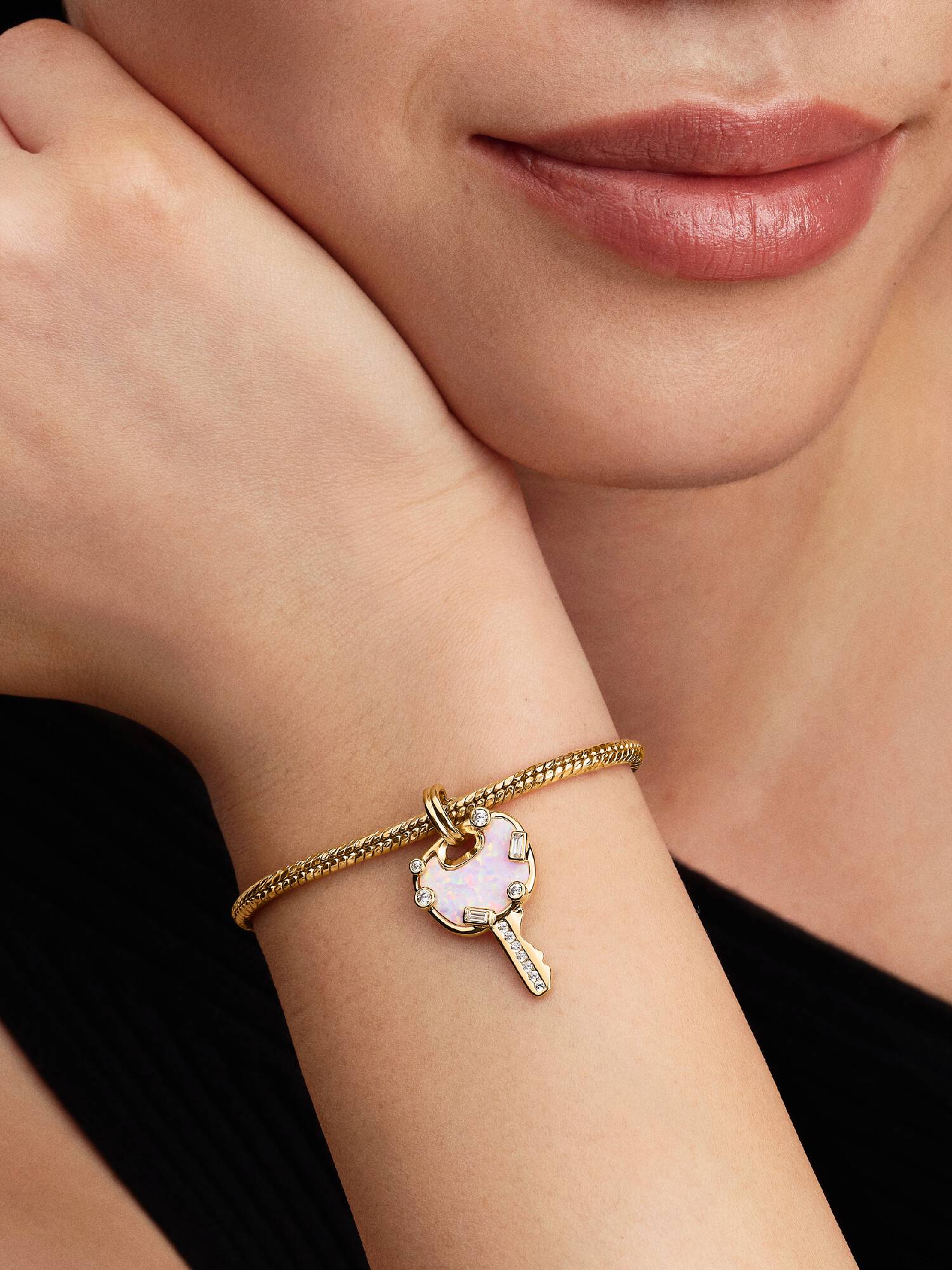 Charm colgante grande Llave de amor rosado opalescente