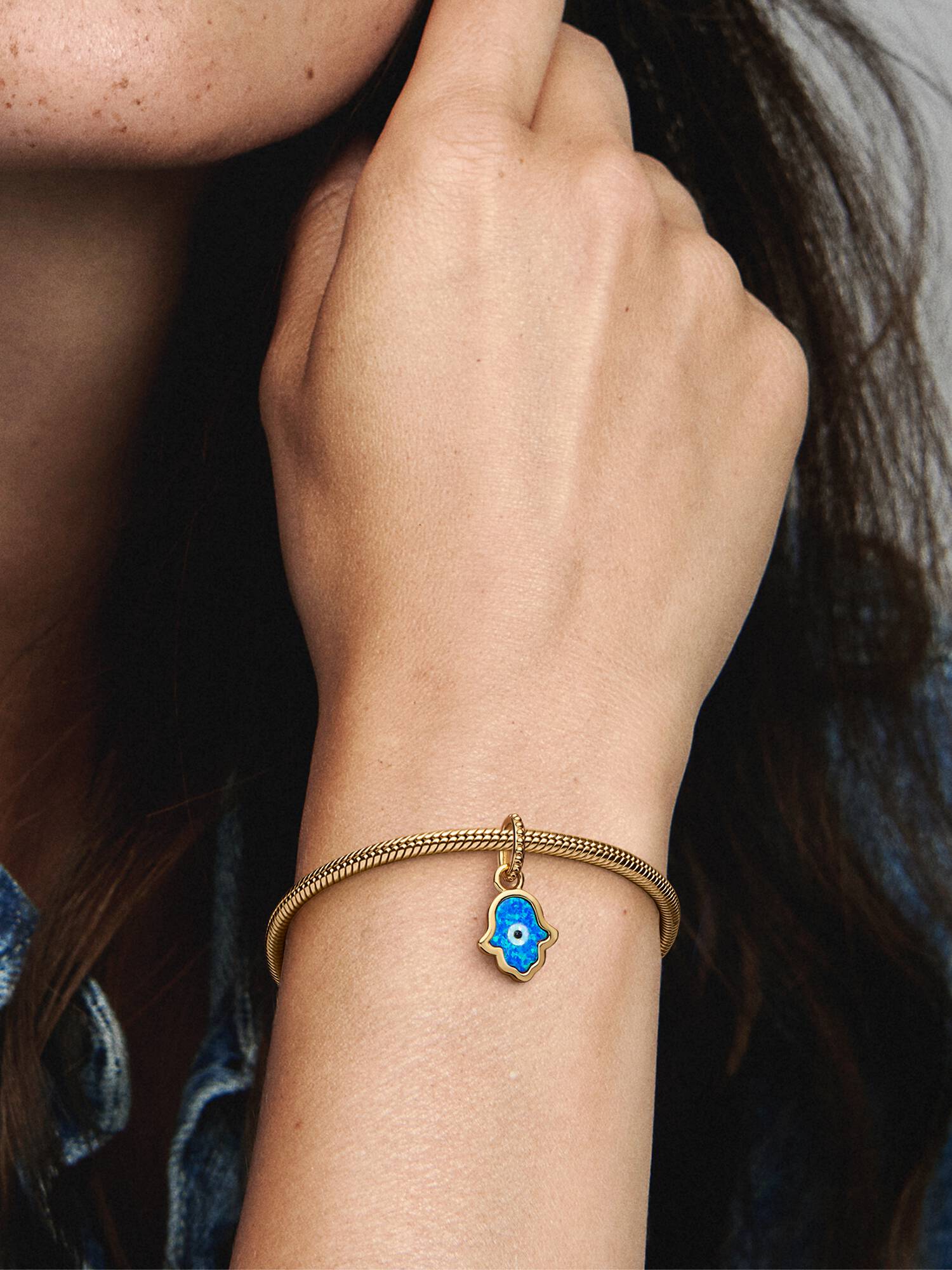 Charm Colgante Mano Hamsa azul opalescente