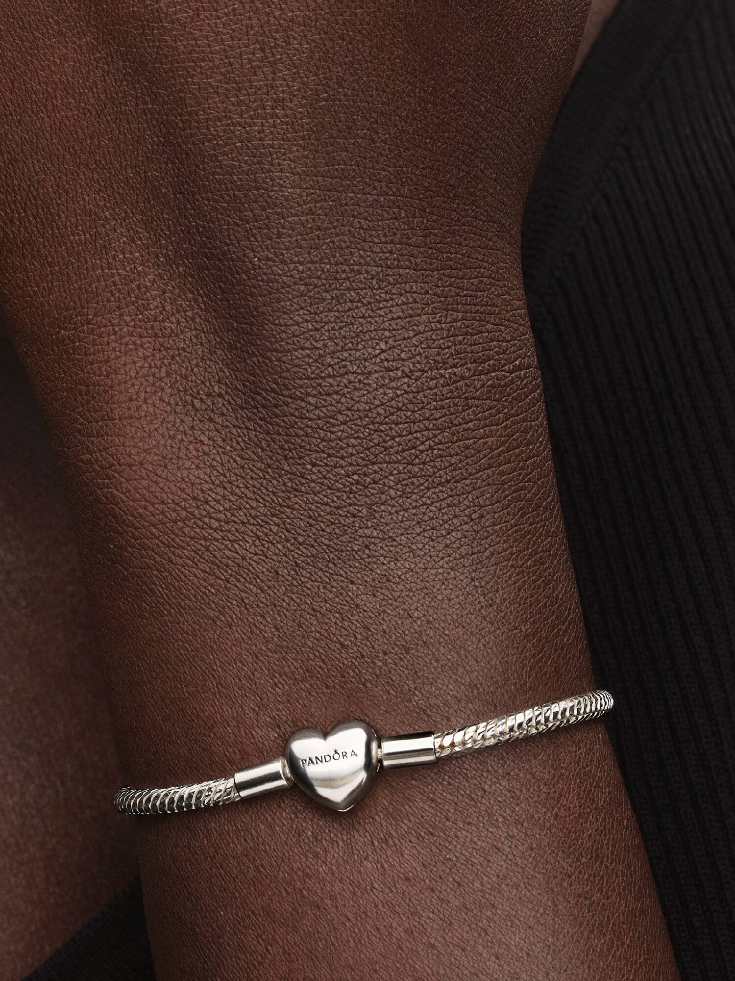 Brazalete de cadena de serpiente facetado con broche de corazón