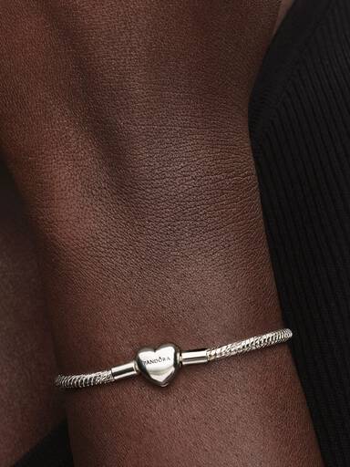 Brazalete de cadena de serpiente facetado con broche de corazón