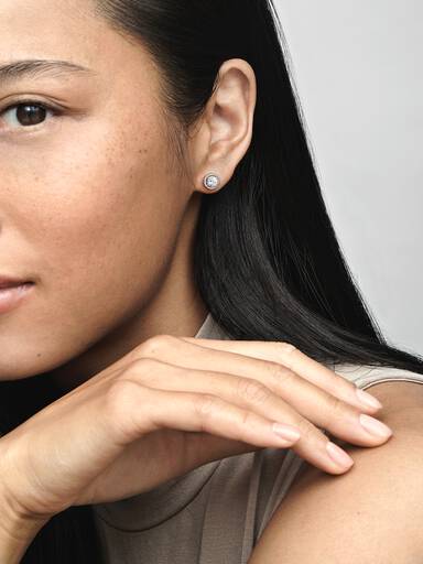 Aretes de botón redondos brillantes