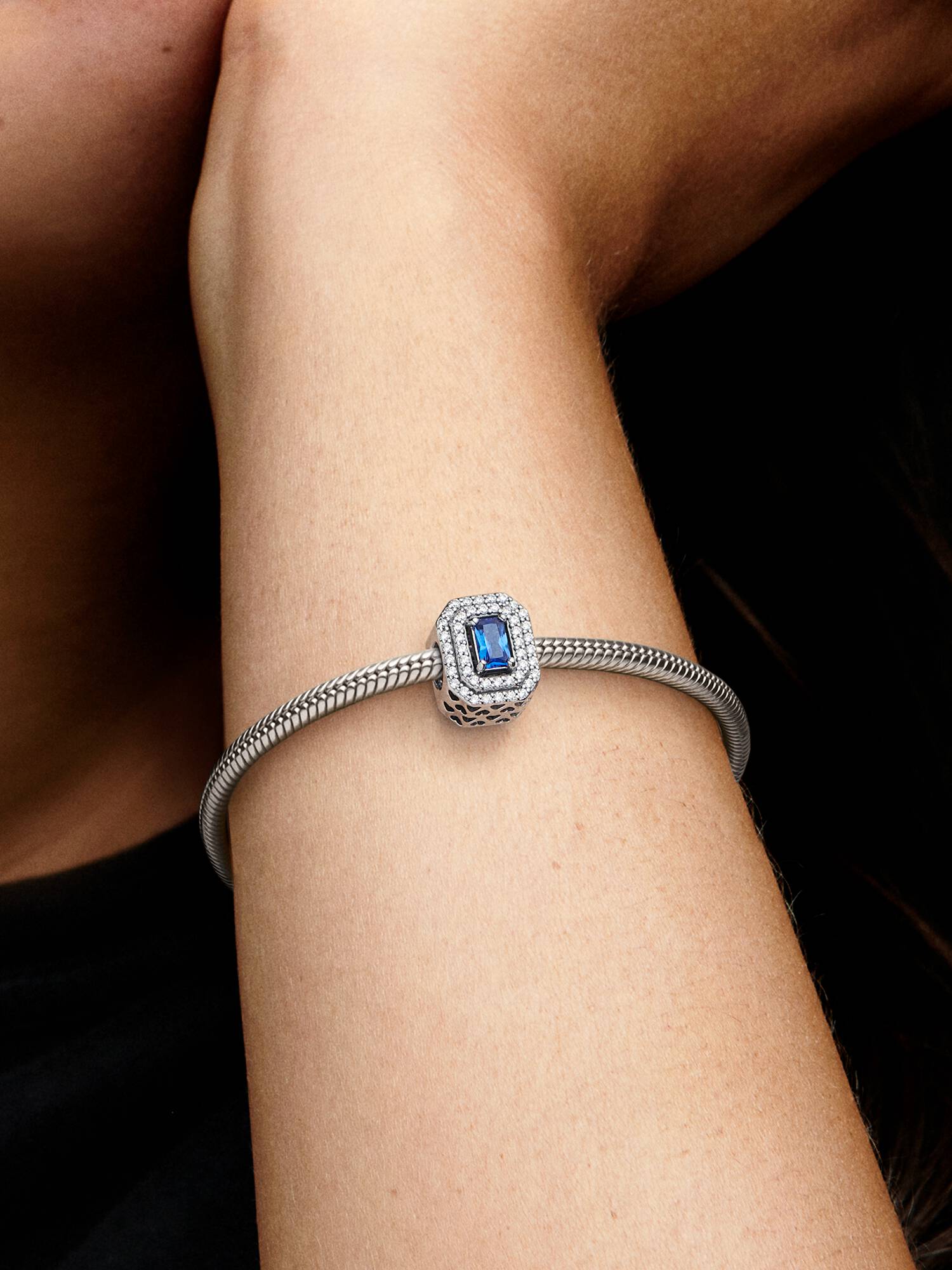 Charm rectangular Azul brillante en niveles