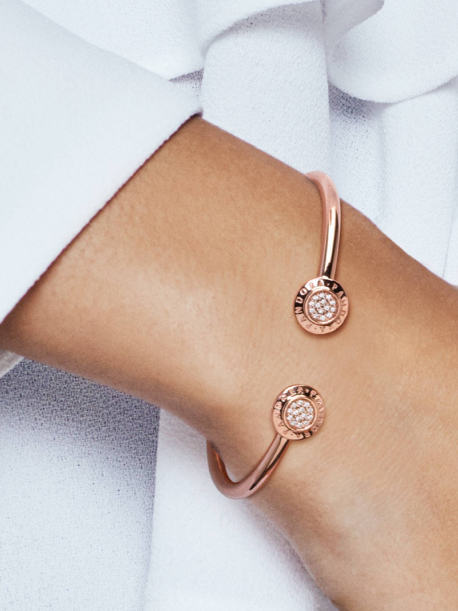 Brazalete Abierto Pandora Logo Pavé